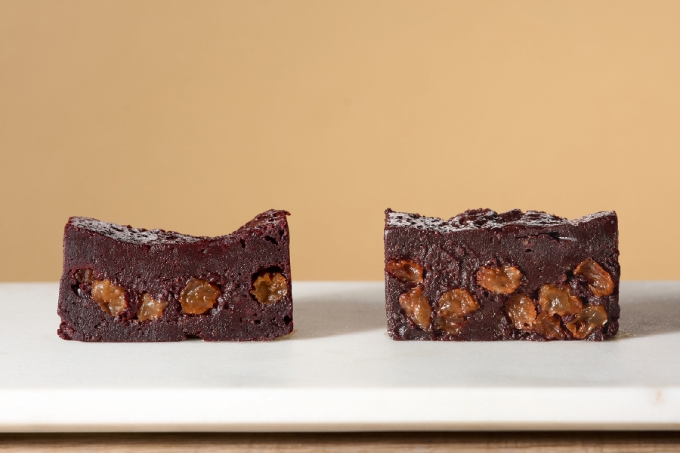 左が従来の「ラミーテリーヌ」で、右がこのたび発売された「ラミープレミアムテリーヌ」。ラムレーズン増量により、洋酒の味わいもよりしっかりと。