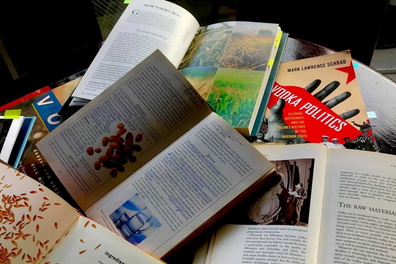 他の蒸留酒とは異なり、現状ではウォッカの探求は洋書に頼らざるを得ない。そんなウォッカ専門書の多くが、ライ麦/小麦/ジャガイモといった素材の違いによる製法や味の特徴の説明に頁を割いている。