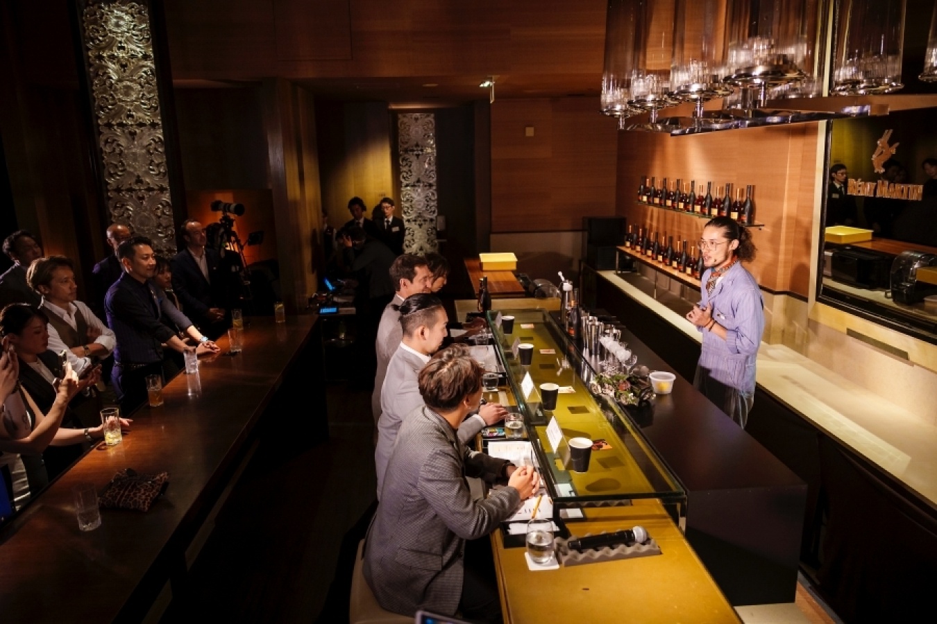 4人の審査員の前でパフォーマンスを披露する田口さん。