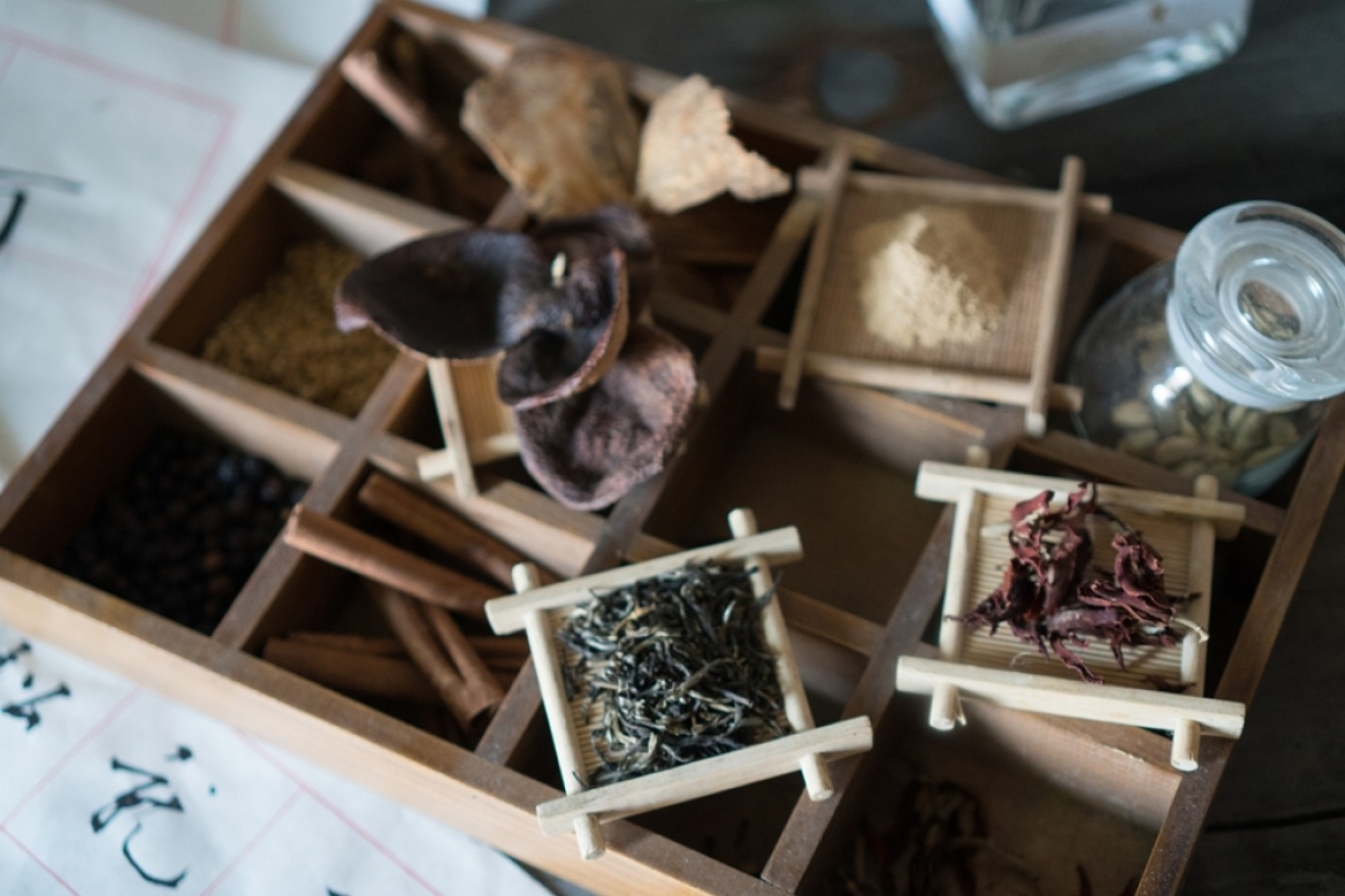 「パフューム・ツリーズ・ジン（白蘭樹下）」に使われた13種類のボタニカル。右中央が白蘭花。こちらは乾燥して赤いが、生花は白く、多くの香港人に郷愁を感じさせる香りを持つ。