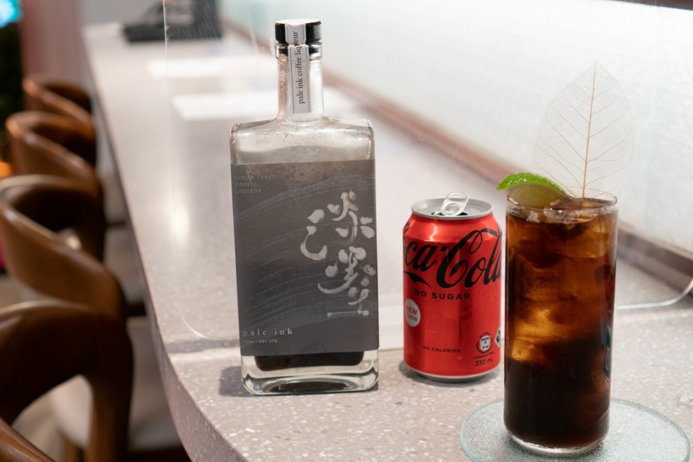 ボトルデザインは、PTGと同じく香港人若手書道家の賣字(sellwords)が手がけている。ラムとコーラのクラシックカクテル「キューバ・リブレ」をアレンジした「香港リブレ」は、淡墨とコークゼロ+ライムジュースで。