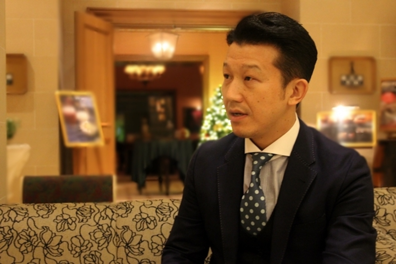 （冒頭写真）総合優勝したチャールズ・ジョリー氏と歴代チャンピオンたち。（上）今回お話を伺ったワールドクラス2013総合第3位の宮﨑剛志氏(奈良ホテル）。