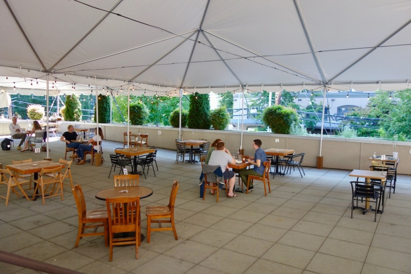 広々とした屋上のバー『ボタニスト』