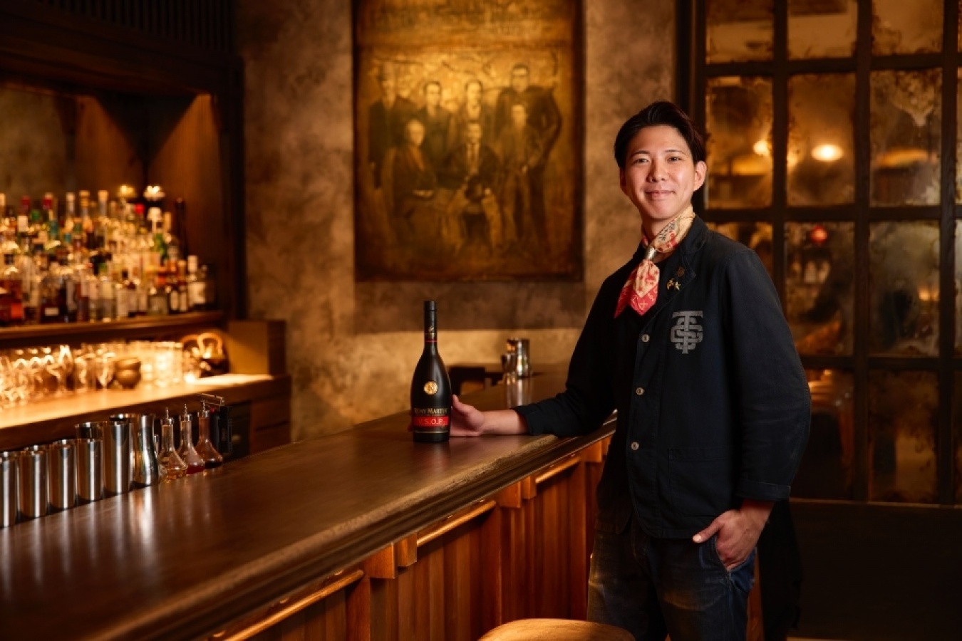 「The SG Tavern」には鎖国が続く幕末にイギリスに留学した薩摩スチューデントの写真が飾られている。「彼らの挑戦をカクテルで表現しましたが、僕自身はSGのチームをはじめ多くの人たちのサポートを受けていたので、日本を背負って背水の陣で挑んだ彼らとは比べものになりません」。Photo by Shiho Akiyama