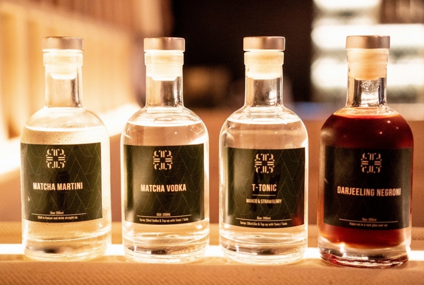 冒頭写真/左より、「Tell Camellia」のサンディープ、「The Old Man」のアグングと奥さんのラウラさん、「COA」のジェイ、「Quinary」のアントニオ。上写真/「Tell Camellia」のテイクアウトはカクテル2種類と再蒸溜したスピリッツ2種類。各250香港ドル(約3,450円)。