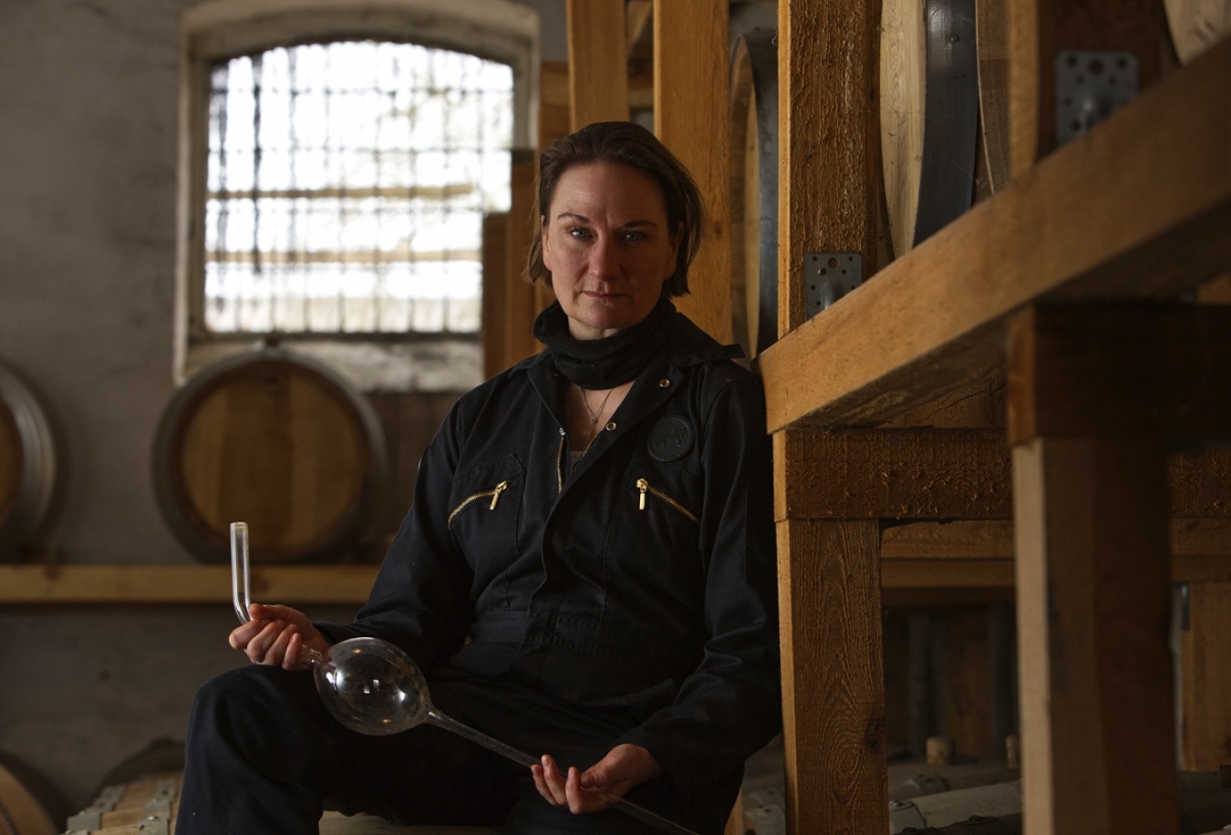 たった一人で理想のウイスキーづくりに挑み続けるコルネリア・ボーンさん。Photography by Gianni Plescia