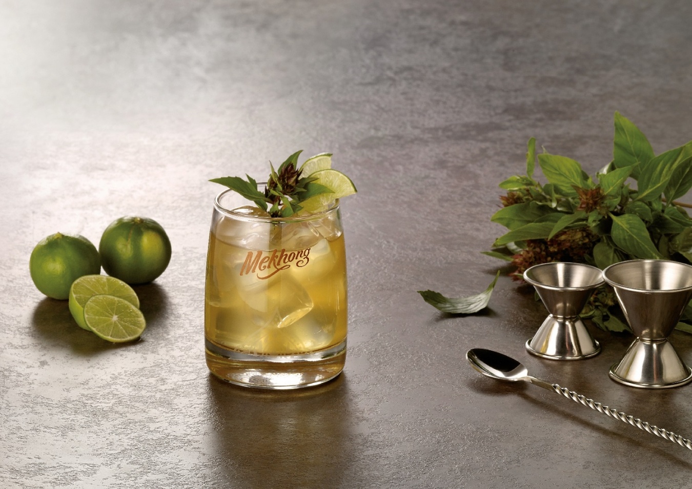 「メコン」をベースにしたタイで人気のカクテル「メコンタイサバイ」。