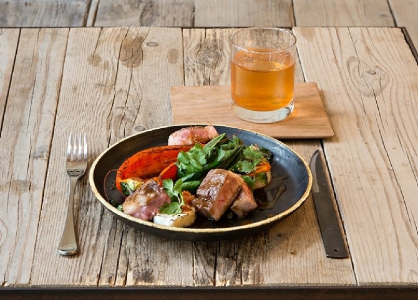 料理は「イベリコ豚、アニー・ベルタン(フランスの有名野菜生産者)の野菜、タマリ仕立ての煮汁」、カクテルは「ジュネヴァ、シェリー(アモンティリャード+ペドロヒメネス)、自家製濃縮オレンジジュース」。