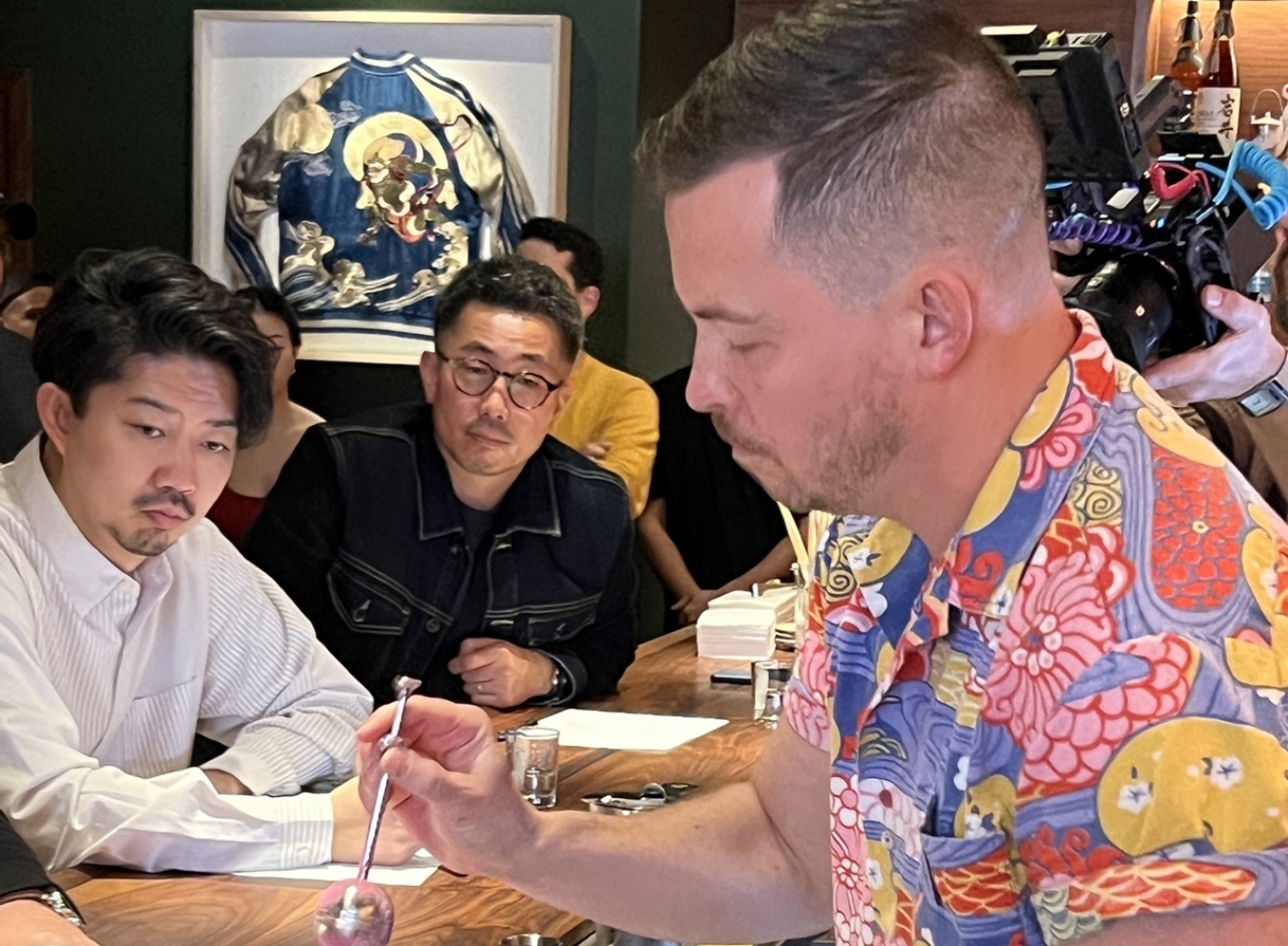 審査員の渡邊琢磨(左)さんと後藤健太さん(中)。