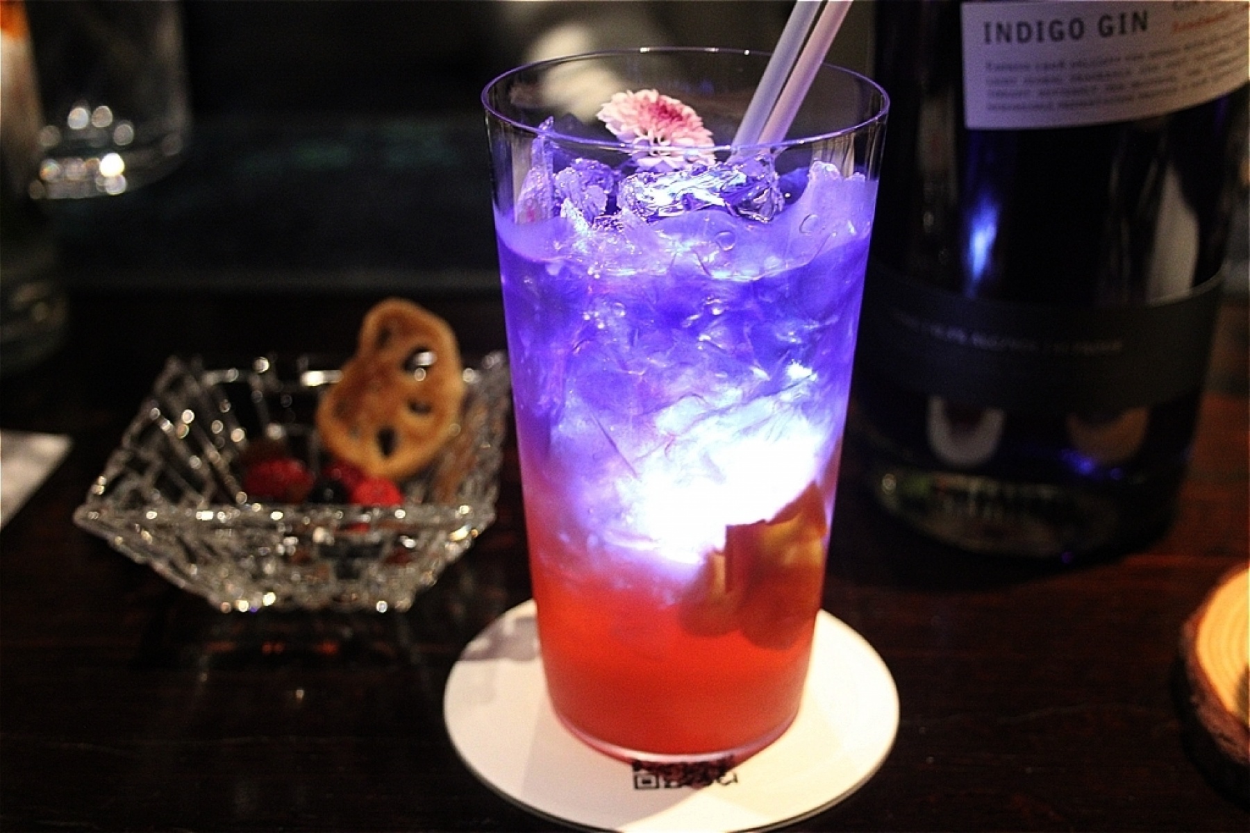 トニックで春色ピンクに変化するジン
カナダ発「EMPRESS 1908」！
