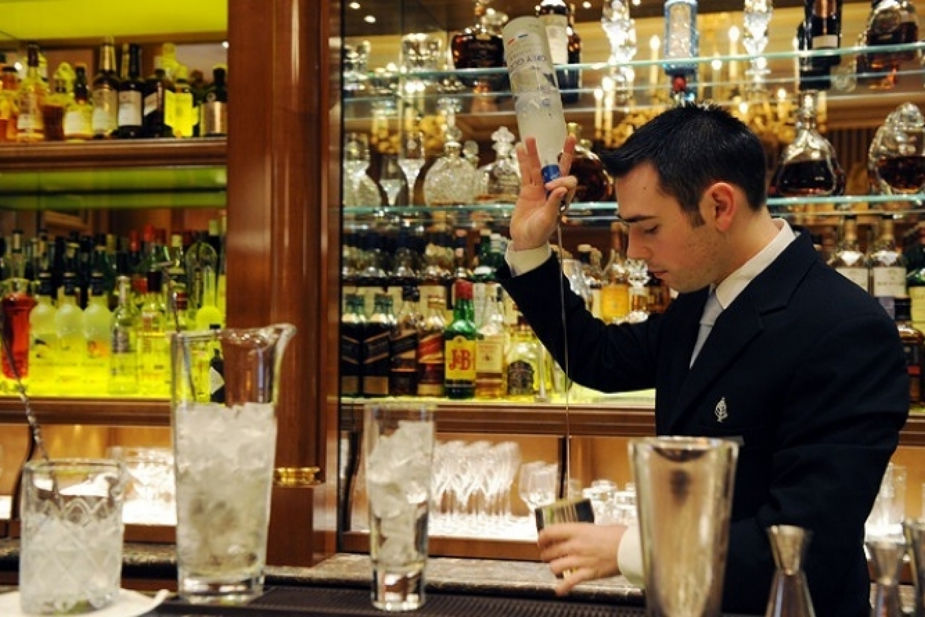 バーテンダーにも国家資格。
フランスMOFバーマンを直撃！
＜前編＞