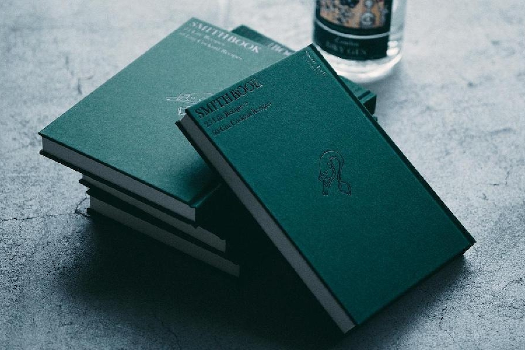 クラフトジン×人生哲学！
「SIPSMITH」の唯一無二のカクテルブック、誕生！