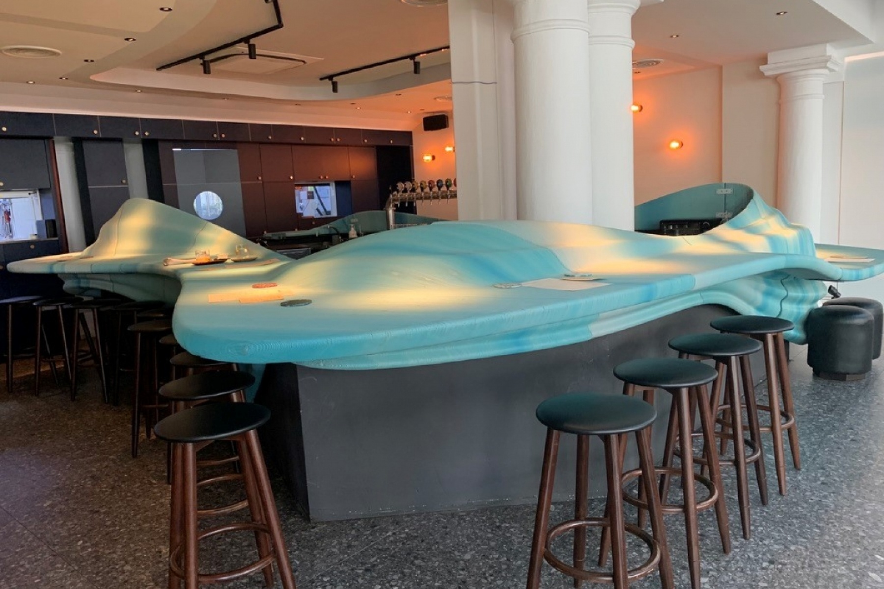 バーカウンターは３Dプリンター製。
シンガポール発＆初ビーガンバーヘ！
