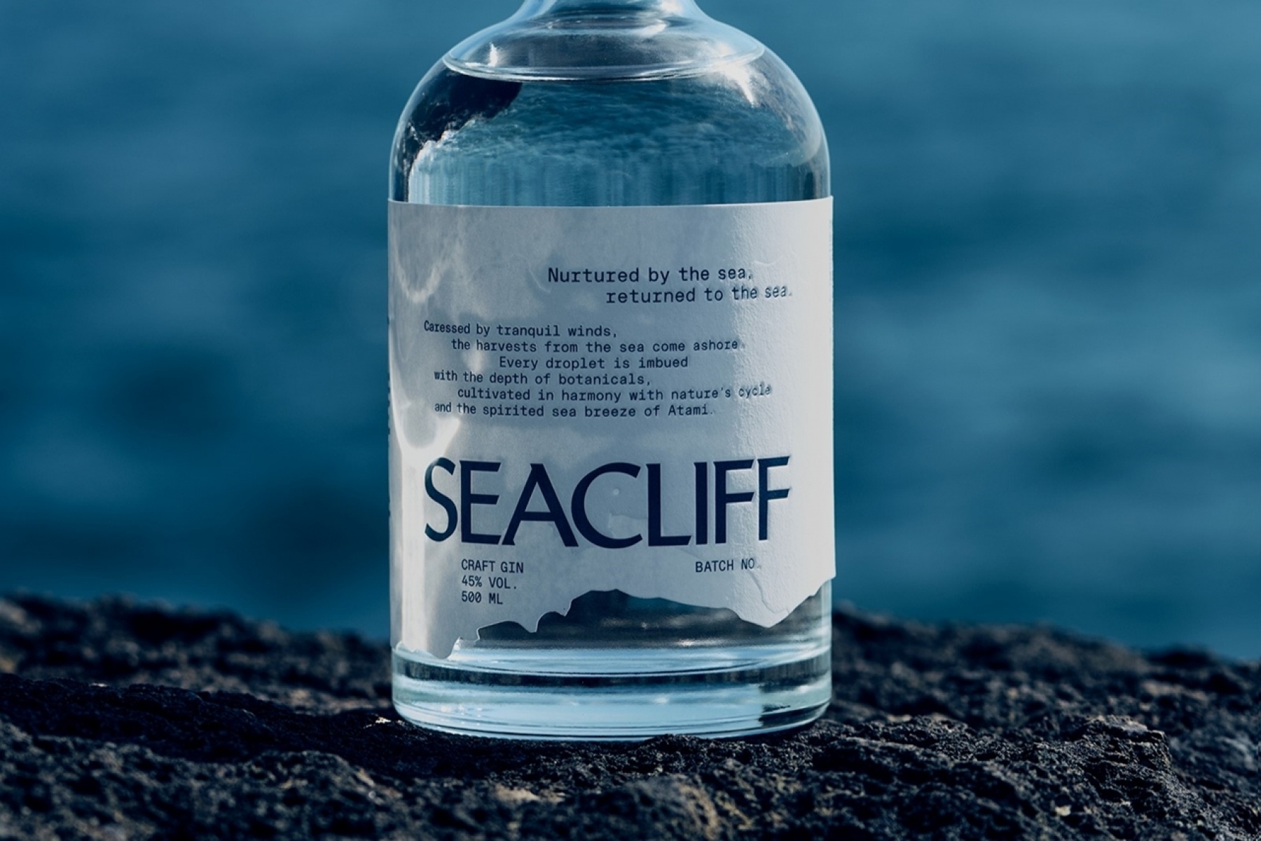 Barを併設したクラフトジン蒸溜所
静岡・熱海発「SEACLIFF」！
