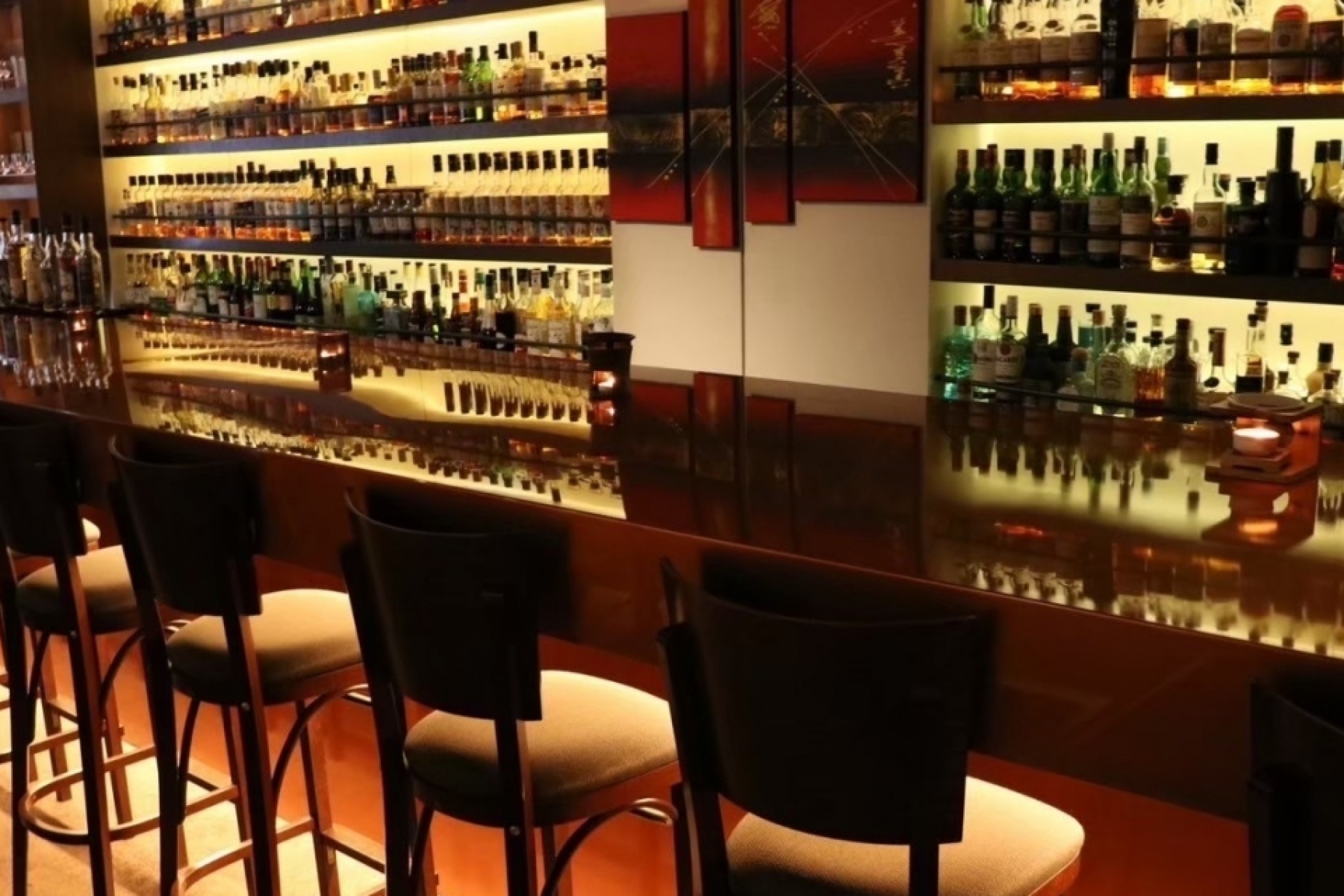 ＜キャリア＞
「マスター・オブ・ウイスキー」直伝！
静谷和典さんチームでバーテンダー募集！