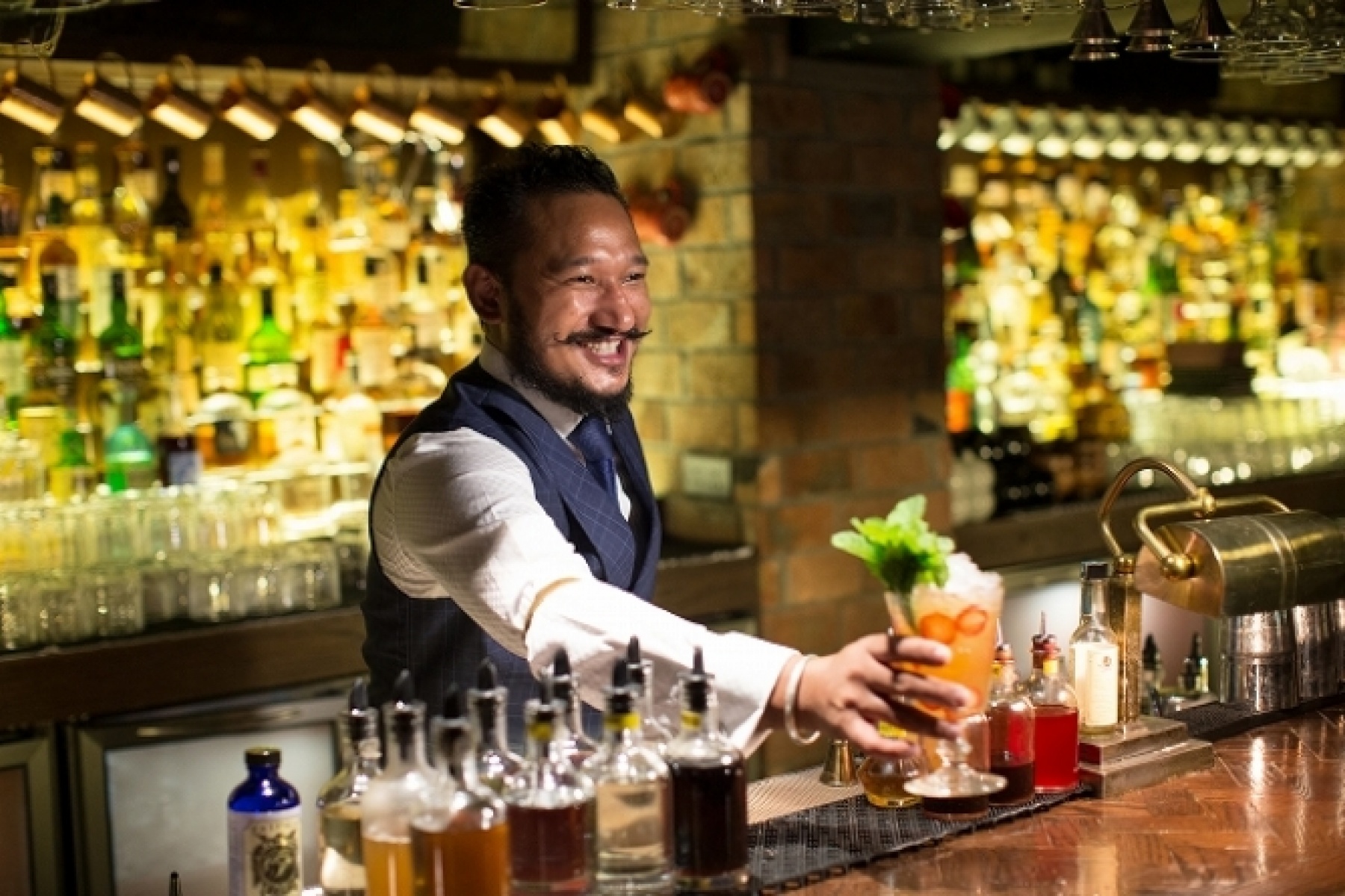 ネパール出身の名ミクソロジストと
文豪との邂逅が生んだ新メニュー！
＜前編＞
