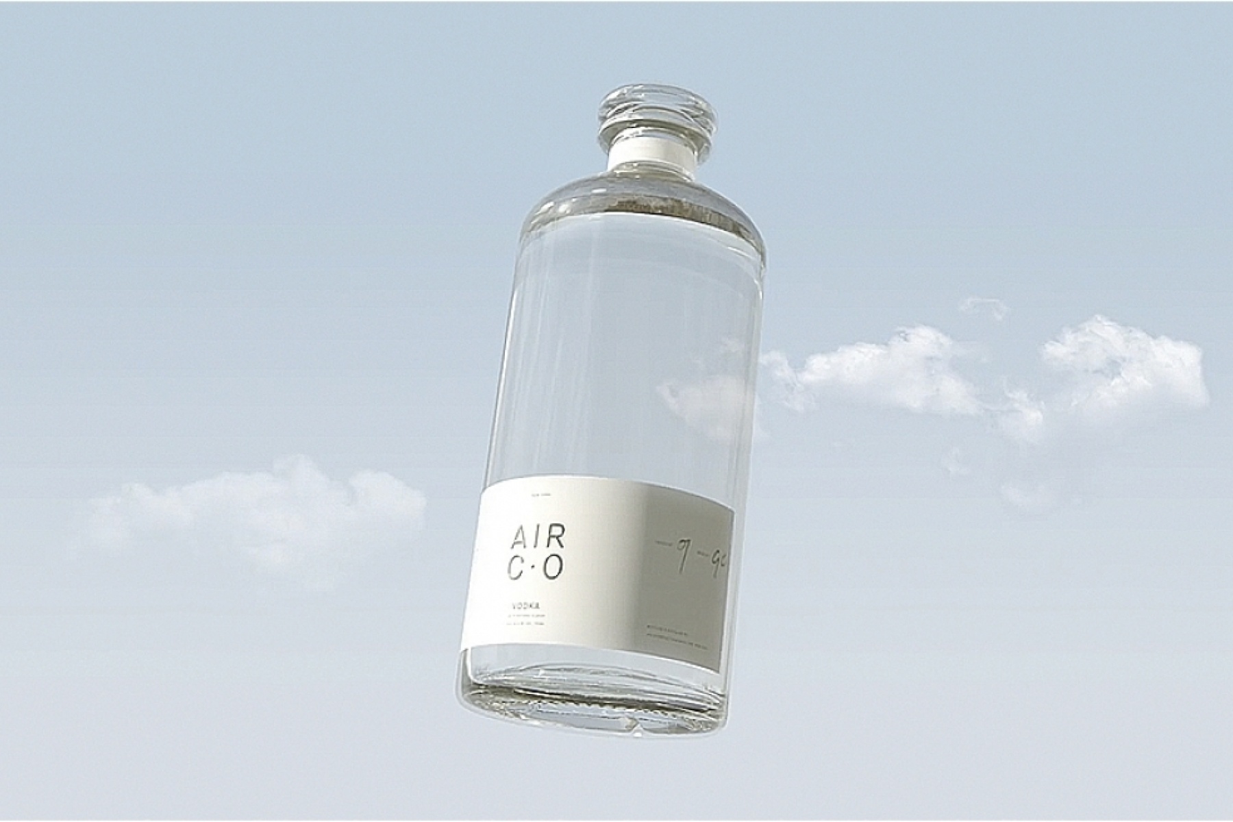 削減すべき二酸化炭素でマティーニを！
地球に優しい未来的ウォッカ「Air」。
