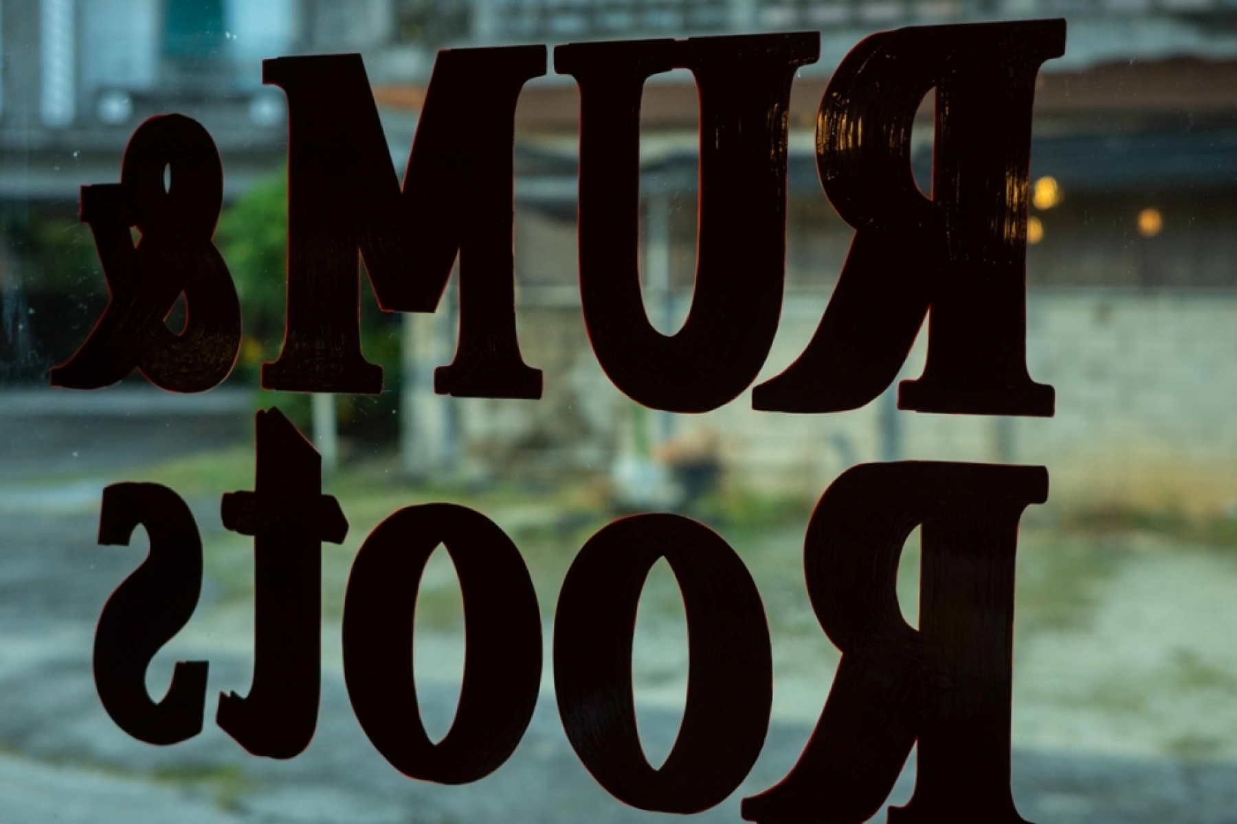 ＜どりぷら会員のお店 オープンしました＞
ラムを通じて“ルーツ”に出会うバー
那覇「RUM & Roots」/ 高橋彩子さん