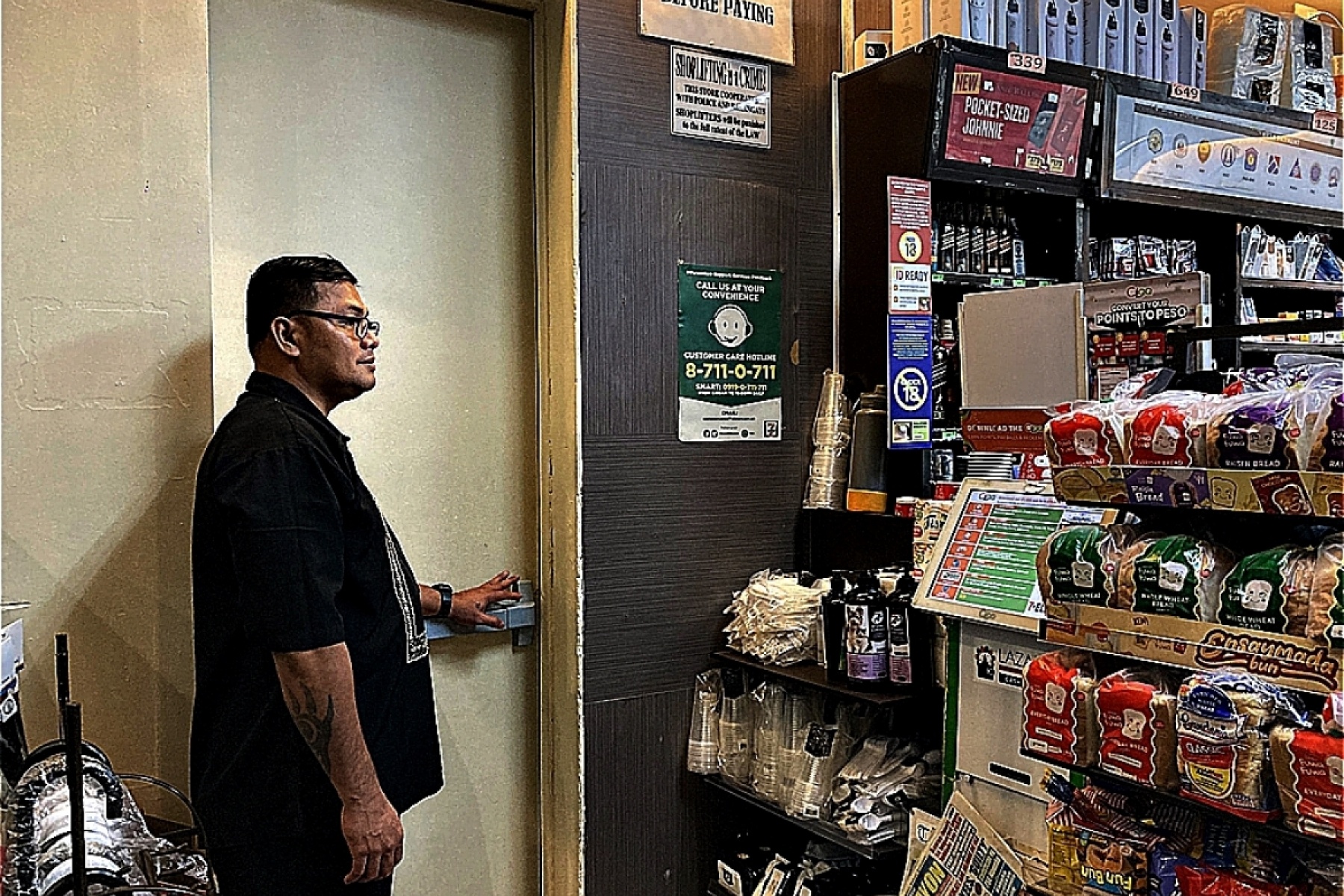 場所はマニラのセブンイレブン。
従業員用ドアの奥に潜む「Bank Bar」へ！
