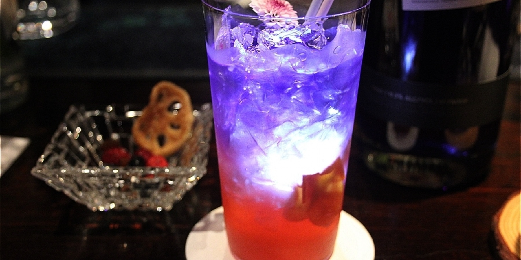 トニックで春色ピンクに変化するジン
カナダ発「EMPRESS 1908」！
