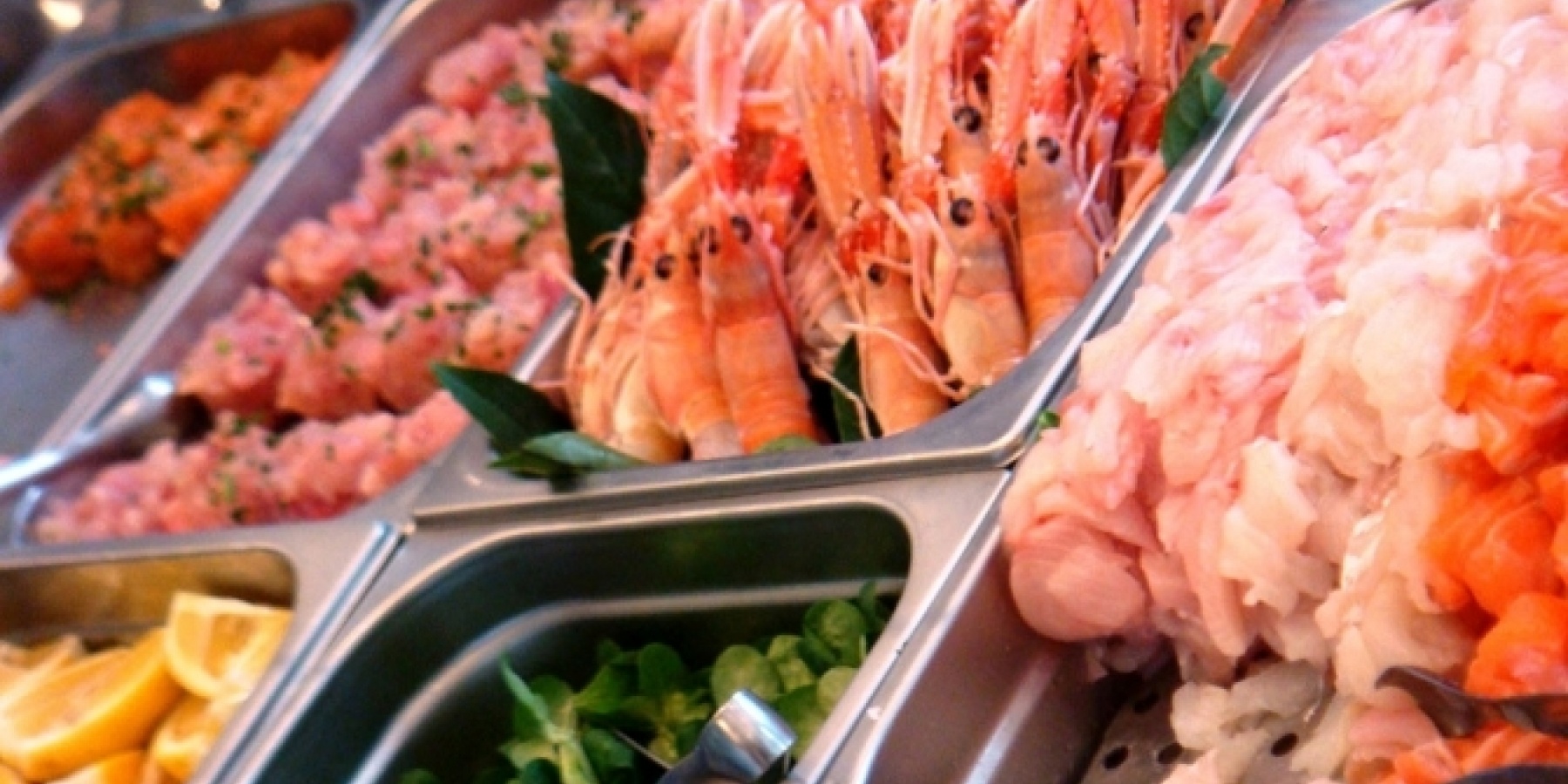 昼間と夜は別の顔。
２足のわらじを履くミラノのバー。
