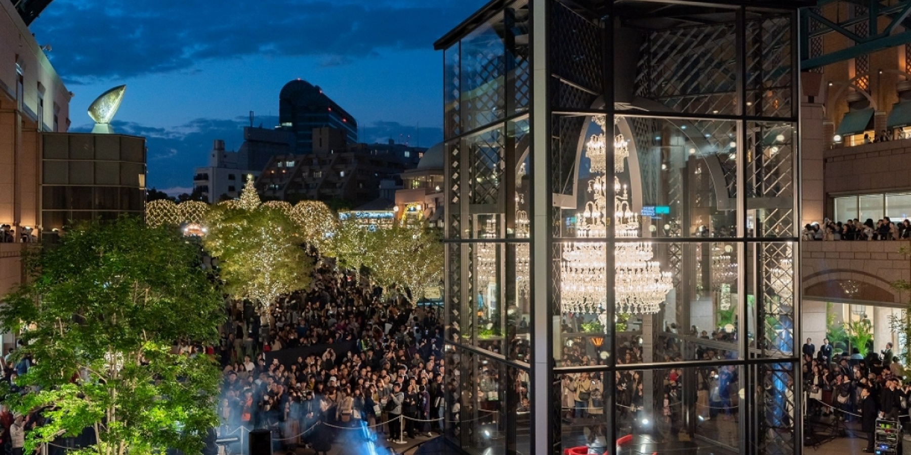 最高のバカラシャンデリアビュー
期間限定バーが恵比寿に登場！
