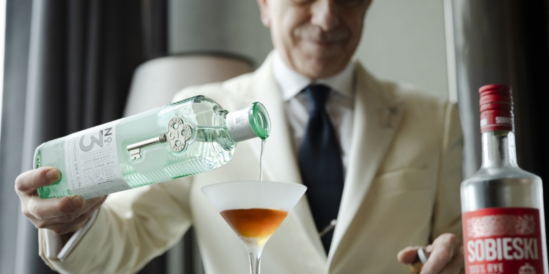 DUKES BAR：
ホスピタリティ業界歴50年
マティーニの巨匠が教える極意！
₋ 後編 -
