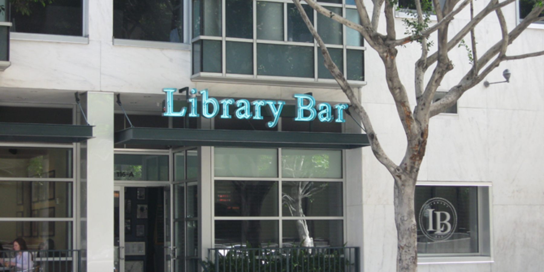 ＬＡダウンタウンで大人気。
まるで図書館！なコンセプトバー。
