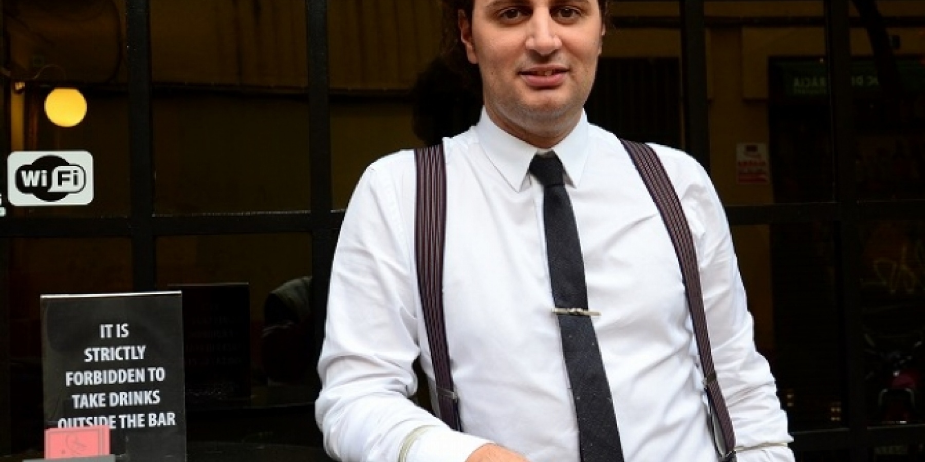 なぜか世界中からゲストが集う
住宅街の小さなローカルバー。
＜前編＞
