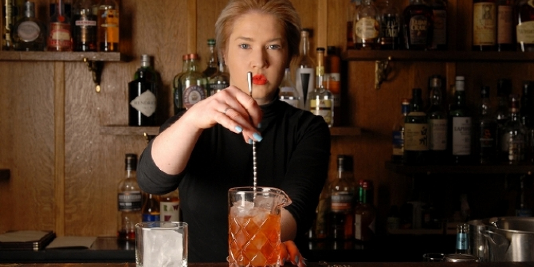 地元密着型のバーを仕切る、
ロンドンのクールビューティー！
＜前編＞
