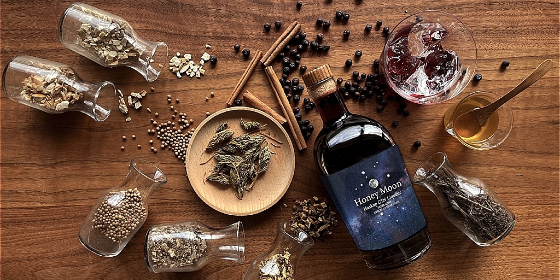 積丹ジン×厚真町産ハスカップ
スペシャルリキュール「Honey Moon」誕生！
