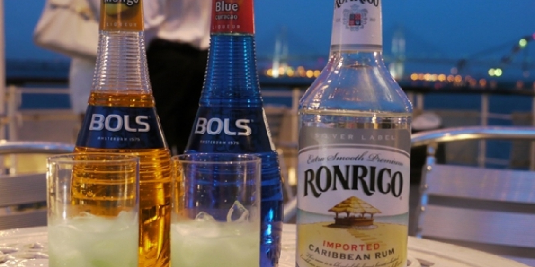 地域一丸となって盛り上がる
「横浜カクテルクルーズ」。