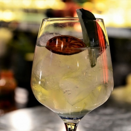 ジン・コントス