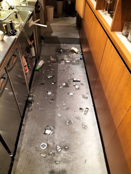 地震直後、割れたボトルが散乱する店内。