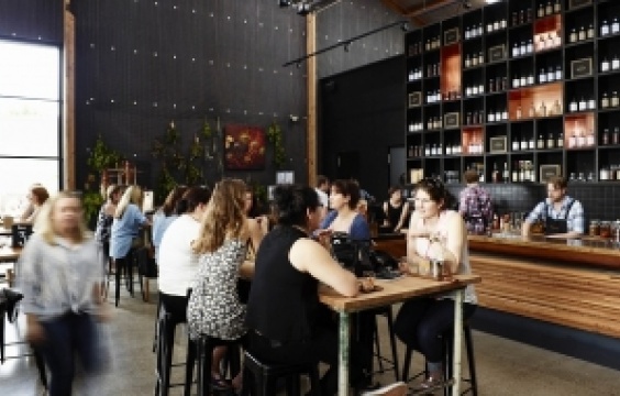 ワイナリー VS ジン蒸留所、
ヤラバレーで観光客争奪戦勃発！？ 
