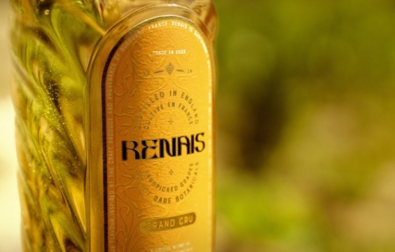 エマ・ワトソンのジン「ルネス（Renais）」。
弟で共同創業者のアレックスを訪ねて！
