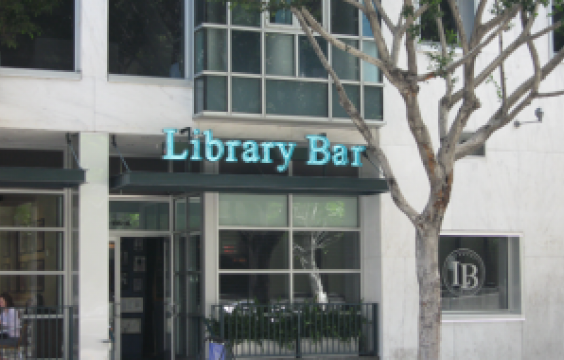 ＬＡダウンタウンで大人気。
まるで図書館！なコンセプトバー。
