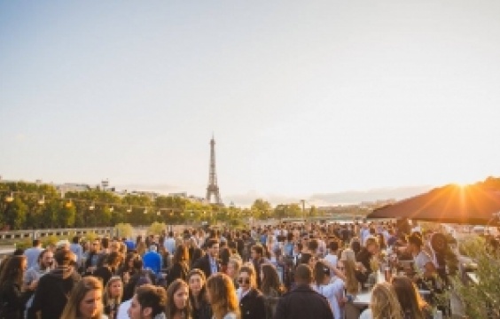 太陽の下で昼からカクテル、
パリの夏はオープンエア人気！
