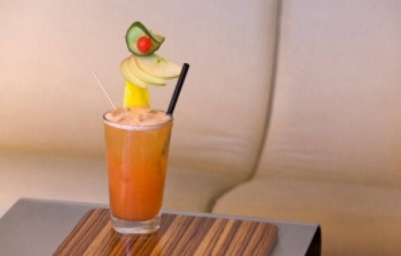 日の出の砂漠のピクニック