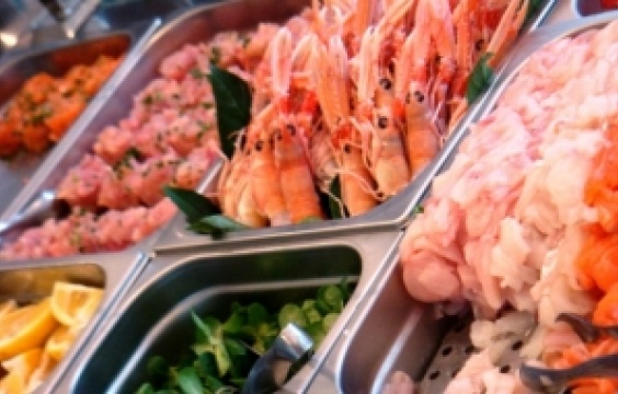 昼間と夜は別の顔。
２足のわらじを履くミラノのバー。
