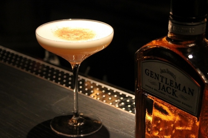 キャラメルの焦げた甘い香りが心地いい「Gentleman’s Whiskey Sour」。
