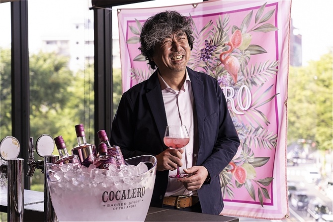 アイデイ商事代表取締役の⼟居影久さんも「Pink Gin & Tonic」でご機嫌！