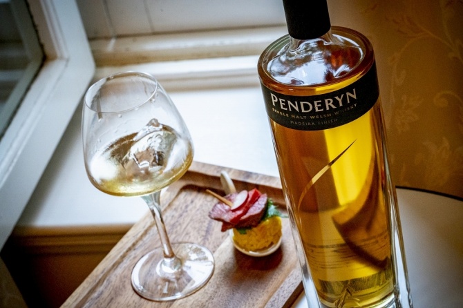 英国産ビーフに合わせて供されたウェールズ産ウイスキー「ペンダーリン」。