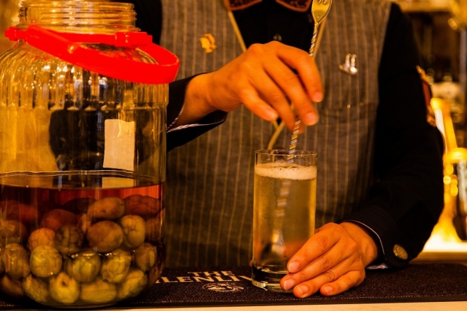 「自家製ウイスキー梅酒」を使ったハイボールは外国人ゲストに人気！ 