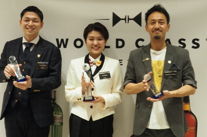 左から、２位の小坂駿さん、１位の緒方唯さん、３位の竹田英和さん。