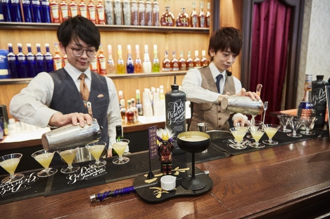 「東京インターナショナル バーショー」のボルスブースで「サムライ スピリッツ」を披露する恒川祥吾さん（左）と小倉友翔さん（右）。