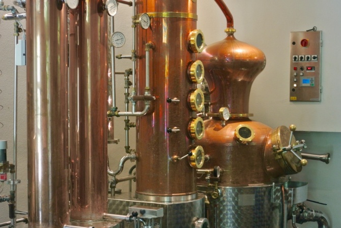 ドイツの蒸留器メーカー、Arnold Holstein社製の蒸留器。クリストフと意見を出し合いながら作ったオリジナルのもの