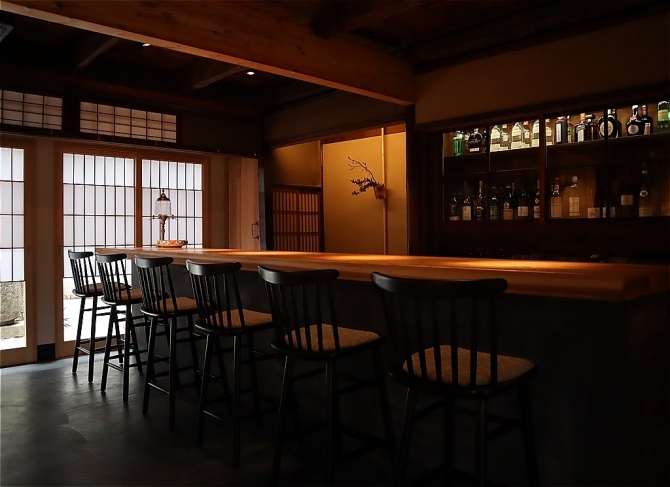 「幾星 京都蒸溜室」内のノンアルコール＆カクテルバー。