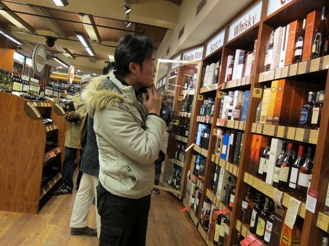 「Astor Wine & Spirits」で興味津々の吉富さん。