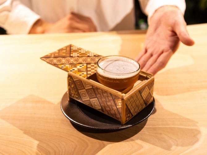 「日本文化のサスティナビリティとカーボンニュートラル」をテーマにした山内さんのカクテル「Three Point Cycle」。組み木細工のコースターが美しい。